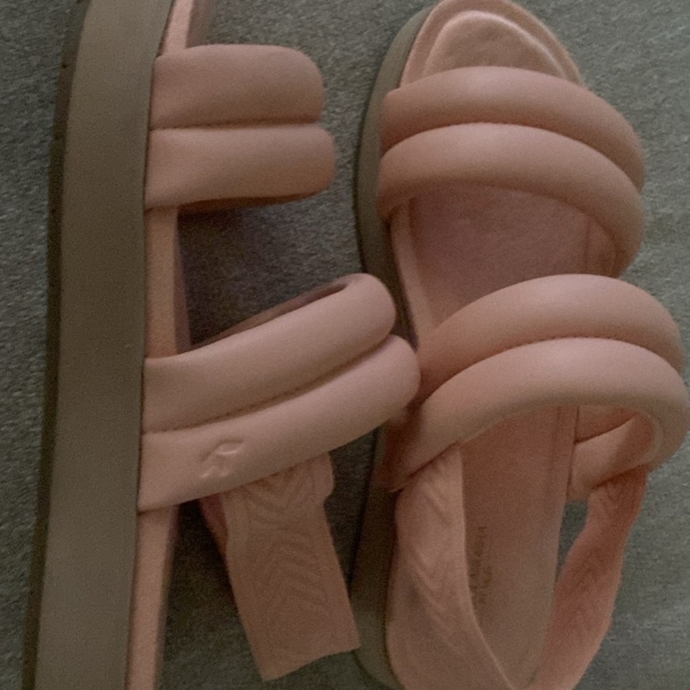 Women’s sandals sz 9 UGG